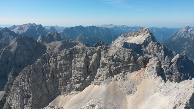 Razgled iz vrha na Stenar, Kanjavec, Bovški Gamsovec, Dolkovo špico in Razor