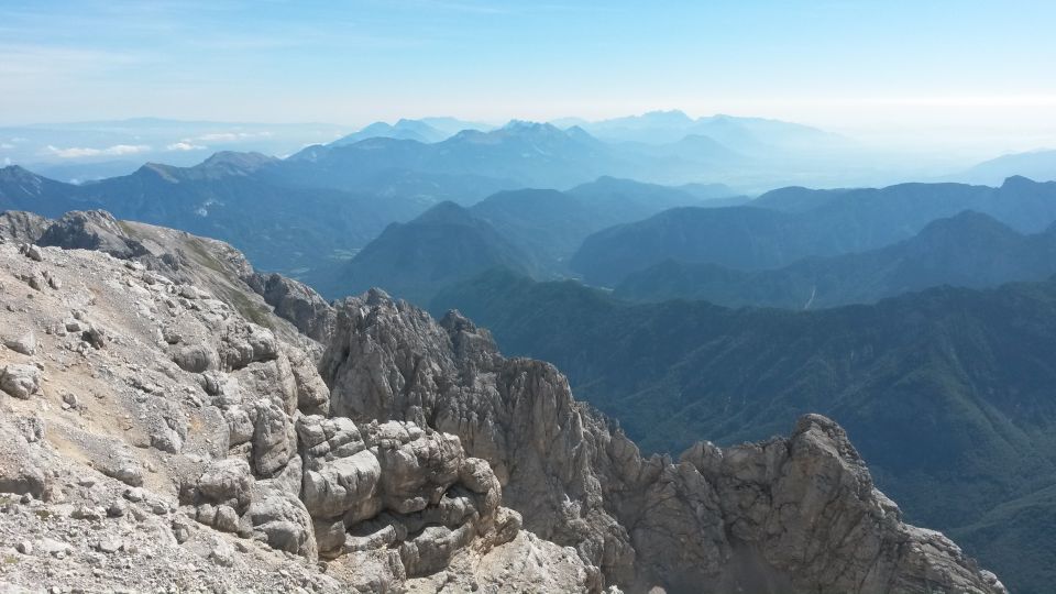 Razgled iz vrha na Karavanke (levo) in Kamniško-Savinjske alpe (desno)