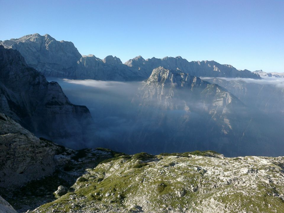 Razgled od Pogačnikovega doma na Kanjavec (levo) in Veliko Špičje (desno)