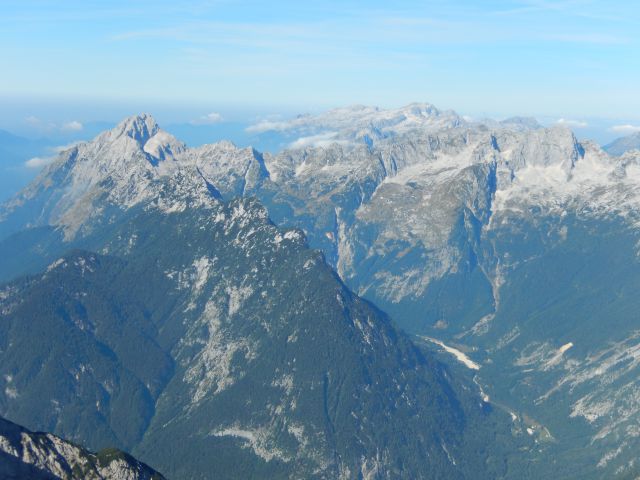 Razgled z vrha na Bavški Grintavec, Kanin in Jalovec (od leve proti desni)