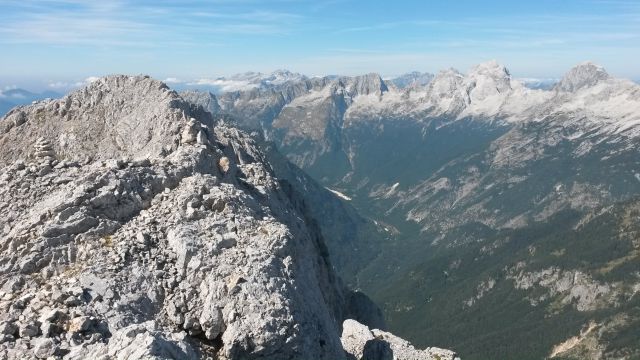 Razgled z vrha na Kanin, Jalovec in Mangart (od leve proti desni)