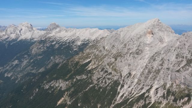 Razgled z vrha na Jalovec, Mangart in Prisojnik (od leve proti desni)