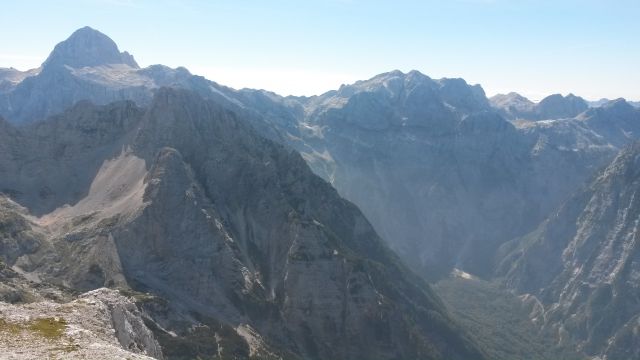 Razgled z vrha na Triglav, Pihavec in Kanjavec (od leve proti desni)