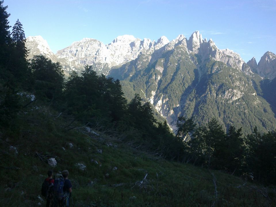 Pot na Jezersko sedlo ter prvi razgled na Viš in njegovo gorsko skupino