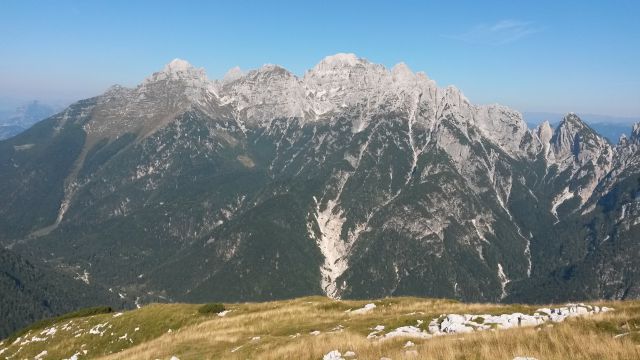 Razgled iz Krivega roba na Viš (v sredini) in njegovo gorsko skupino