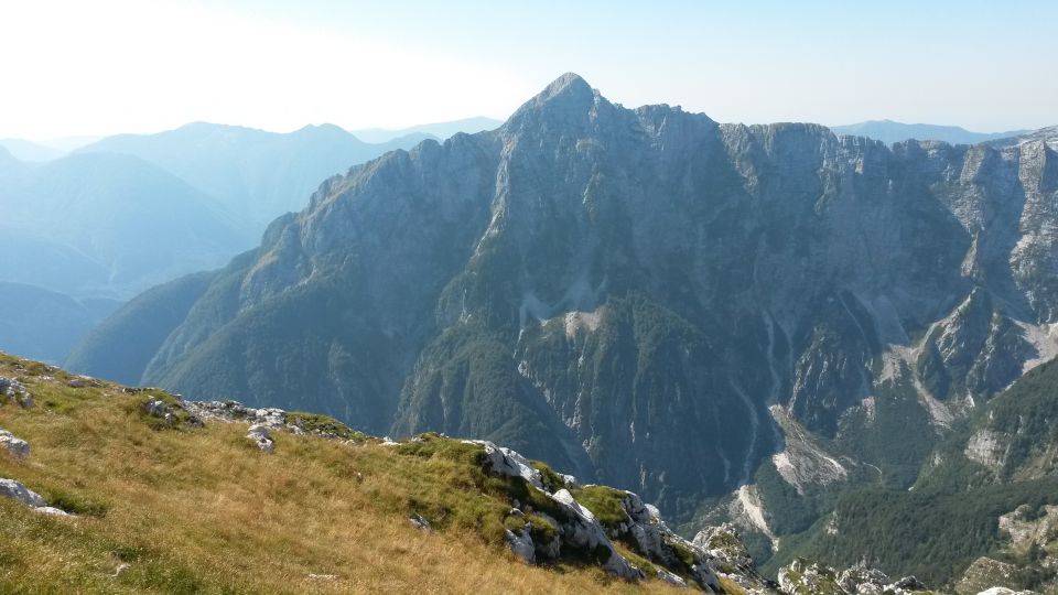 Razgled iz vrha na Krasji vrh (levo zadaj) in Rombon (desno)