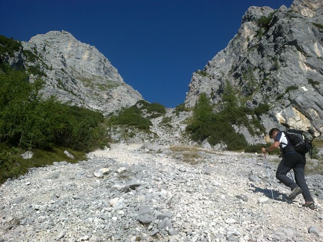 Pot proti Kukovi špici ter razgled na Škrnatarico