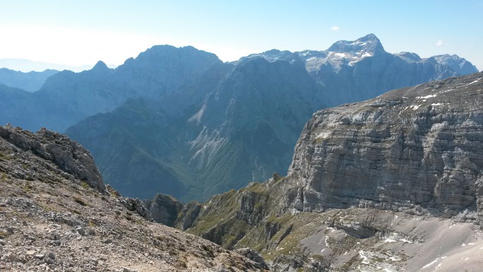 Razgled iz vrha na Luknjo peč, Rjavino, Vrbanove špice, Cmir, Triglav in Kanjavec