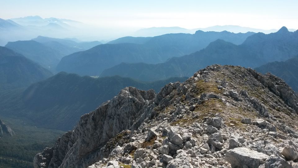 Razgled iz vrha na Kamniško-Savinjske alpe (levo) ter Debelo peč in Luknjo peč (desno)