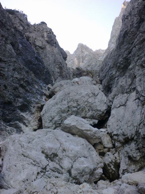 Pogled na prvi skalni skok (III. stopnja težavnosti plezanja)