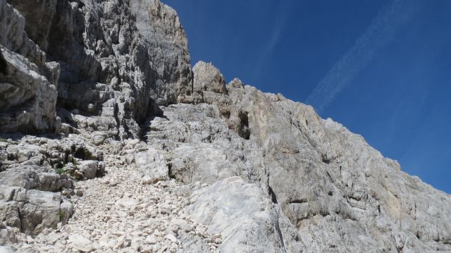 Razgled na gredino po kateri poteka vzpon proti vrhu Široke peči