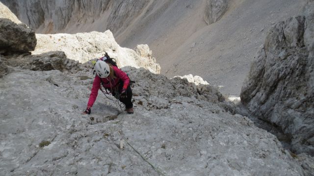 Prečenje gladkih plat pod grebenom Široke peči (I. stopnja težavnosti plezanja)