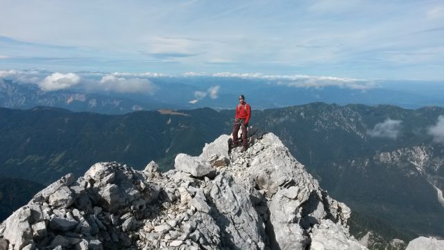 Razgled iz vrha na zahodni del Karavank ter pogled v Avstrijo