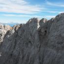 Razgled iz vrha na Škrnatarico (levo) in greben proti Dovškemu križu