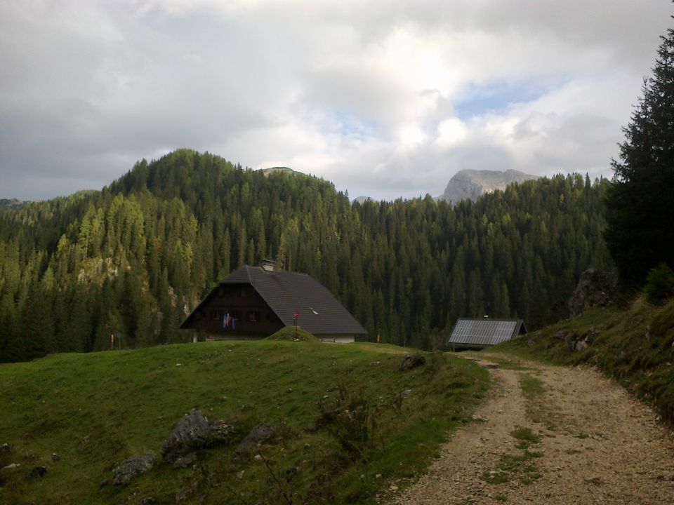 Koča na planini pri Jezeru (1453m)