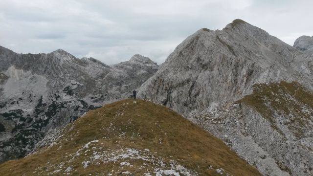 Vzpon na Kopico ter razgled na Veliko Špičje (levo) in Malo Zelnarico (desno)