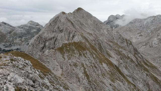 Razgled iz vrha na Malo Zelnarico in najino nadaljnjo pot proti njej