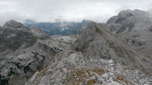 Razgled iz vrha na Špičje (levo), Veliko Zelnarico (v sredini) in Kanjavec (desno)