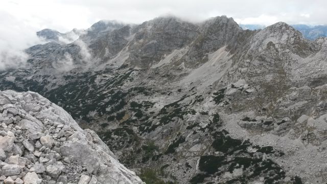 Razgled iz vrha na Plaski Vogel (levo) in Špičje (desno)