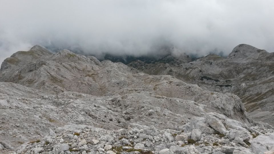 Razgled iz vrha na celotno pobočje proti Prvemu Voglu ter Kopico (desno)