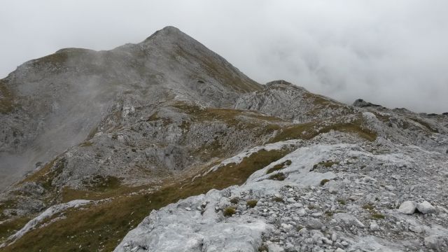 Razgled iz vrha na Prvi Vogel in nadaljnjo pot proti njemu