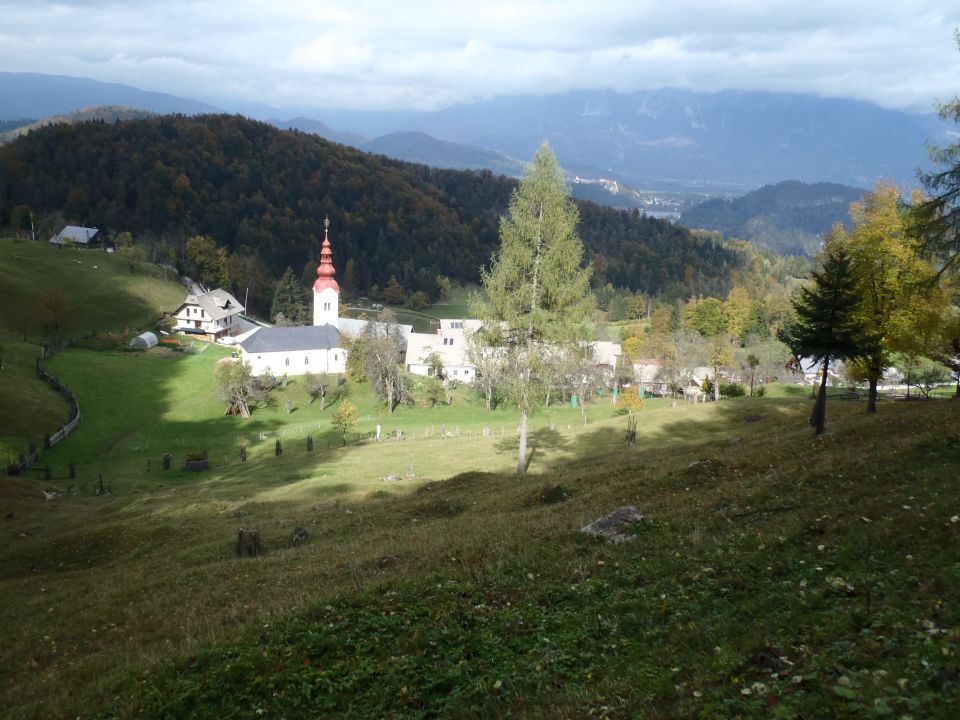 Pogled nazaj na vasico Kupljenik.