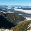 Razgled iz vrha proti Dobraču in Avstrijske Alpe v daljavi