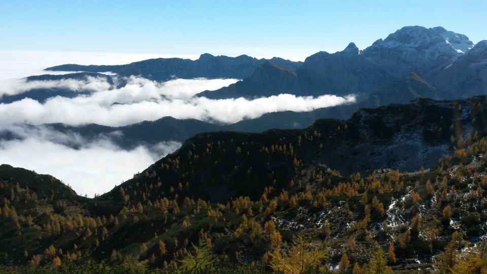 Razgled iz vrha na Debelo peč, Brda, Macesnovec, Luknjo peč in Rjavino