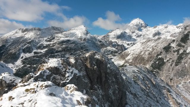 Razgled iz vrha na Tosc, Veliki Draški vrh in Triglav (od leve proti desni)