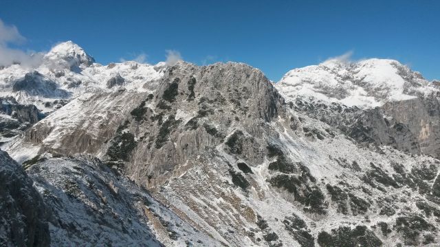 Razgled iz vrha na Triglav, Mali Draški vrh in Rjavino (od leve proti desni)