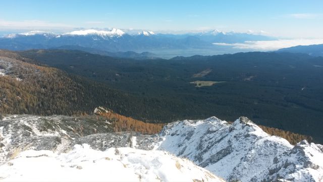 Razgled iz vrha na Karavanke (levo) in Kamniško-Savinjske Alpe (desno)