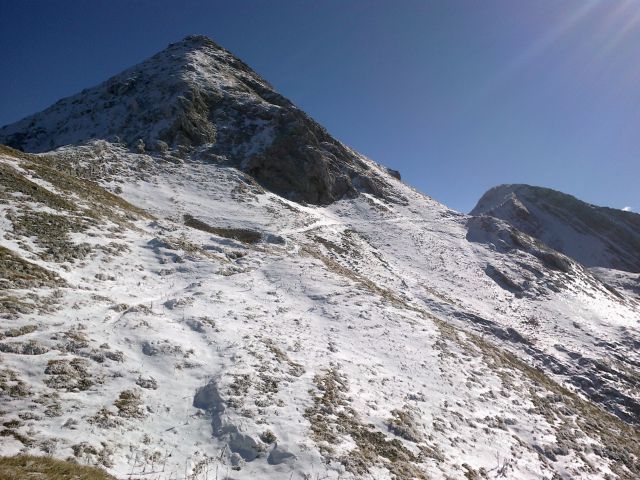 Pogled na zasneženo vršno pobočje Bogatina