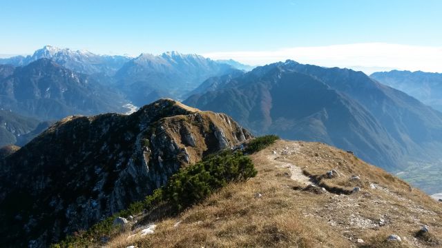 Razgledi iz vrha Monte Ameriane proti Montaževi skupini in Kaninskemu pogorju