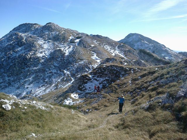 Pot na Lanževico ter razgled na Vrh nad Gracijo (levo) in Bogatin (desno)
