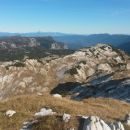 Razgled iz vrha v daljavo na Karavanke in Kamniško-Savinjske alpe