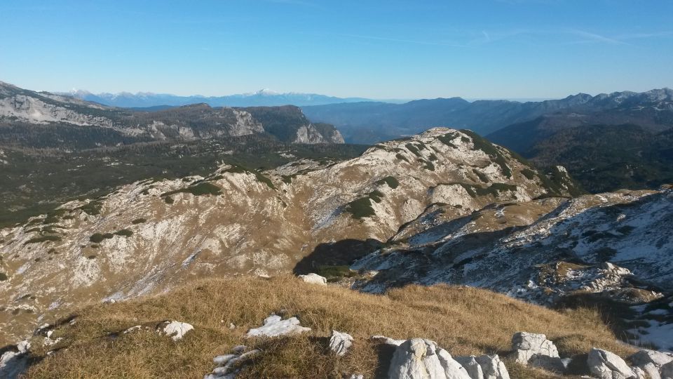 Razgled iz vrha v daljavo na Karavanke in Kamniško-Savinjske alpe