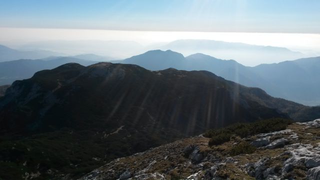 Razgled iz vrha v ospredju na Dleskovec ter v ozadju na Veliki Rogatec in Lepenatko