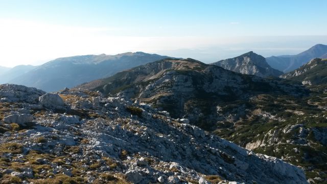 Razgled iz vrha na Veliko planino, Desko in Rzenik (od leve proti desni)