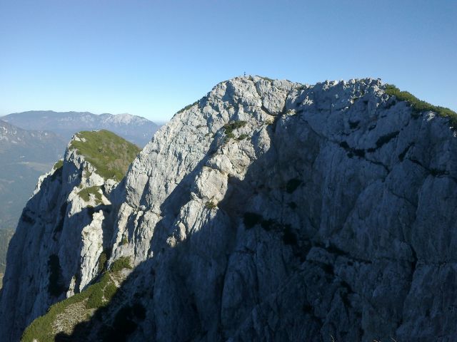 Razgled iz predvrha na vrh Križevnika in njegovo mogočno severno steno