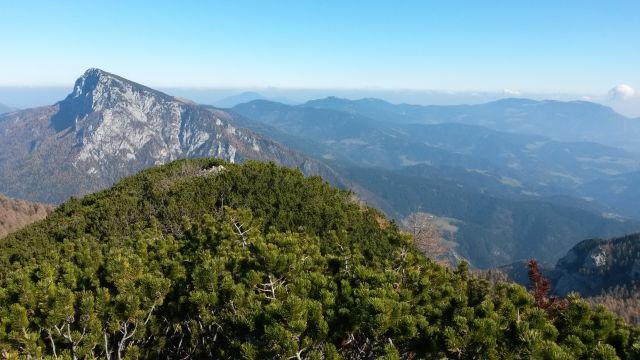 Razgled iz vrha na Raduho, Uršljo goro, Smrekovec in Golte (od leve proti desni)