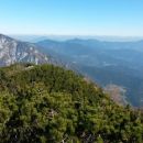 Razgled iz vrha na Raduho, Uršljo goro, Smrekovec in Golte (od leve proti desni)