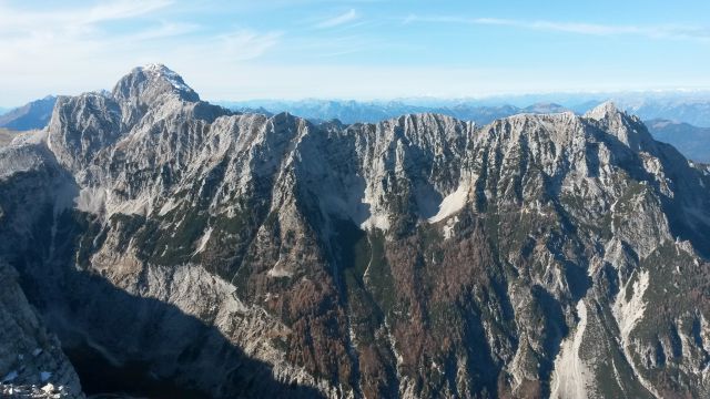 Razgled iz vrha na Mangart (levo) in celoten greben Ponc