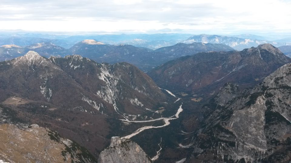 Razgled iz vrha na Poldašnjo špico (levo) in Kamnitega lovca (desno)