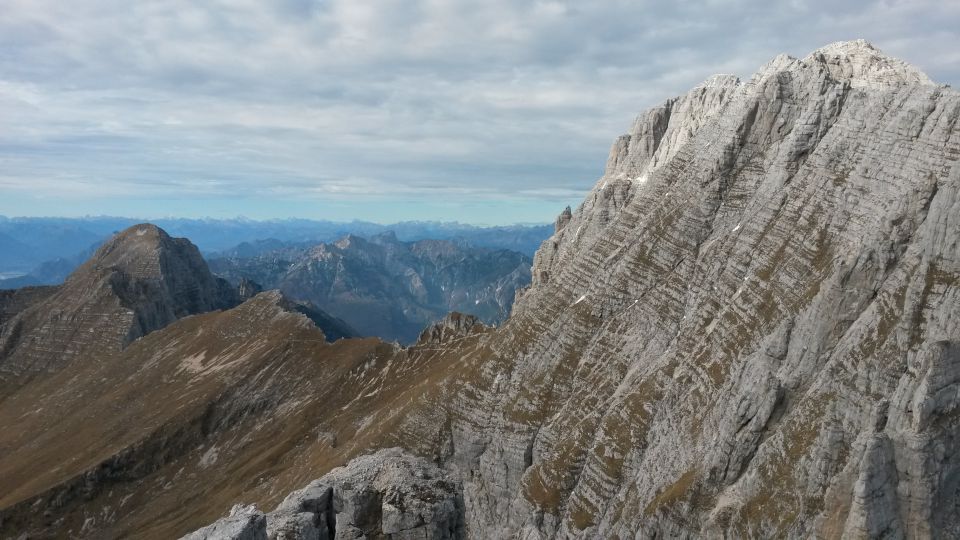 Razgled iz vrha na Strmo peč (levo) in Montaž (desno)