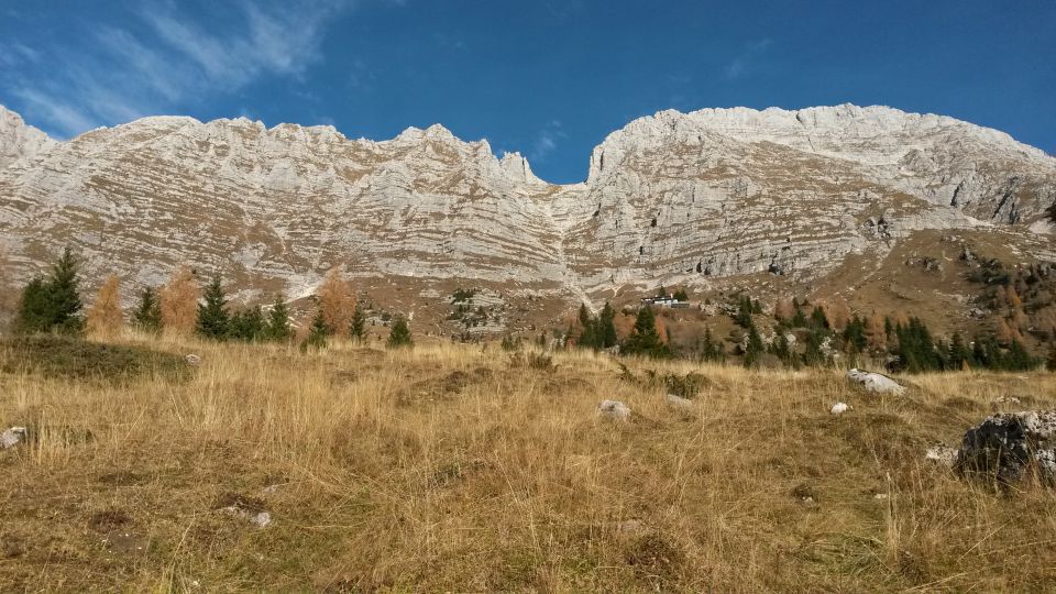 Razgled iz Planine Pecol na Špik Hude police (levo) in Špik nad Nosom (desno)