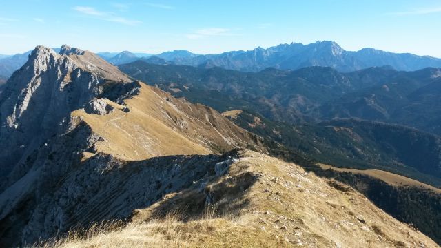 Razgled iz vrha na celoten greben Košute (levo) in Kamniško-Savinjske alpe (desno)