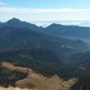 Razgled iz vrha na Storžič (levo) in Tolsti vrh s Kriško goro (desno)