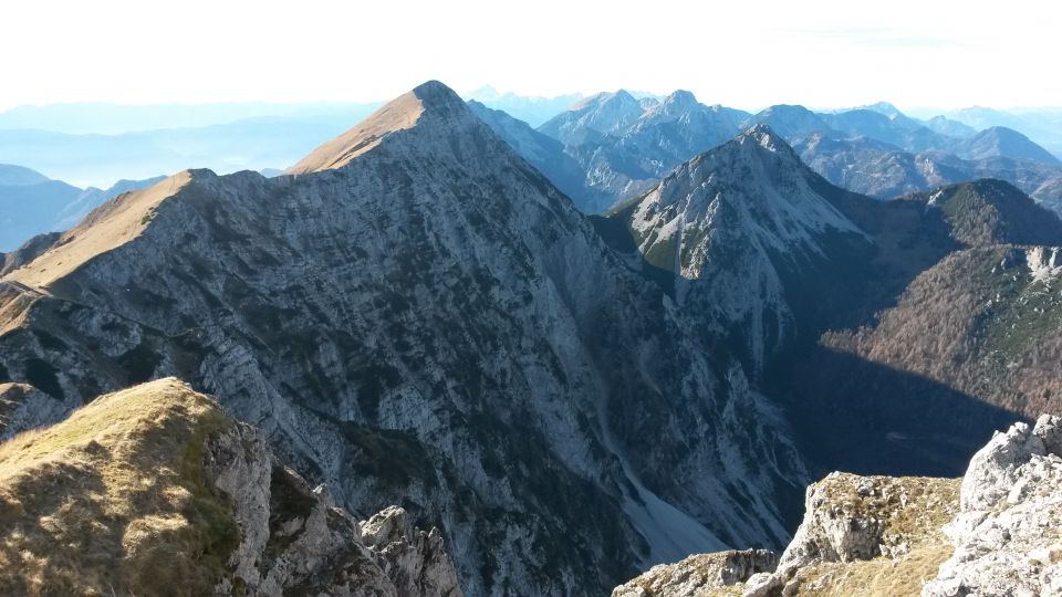 Razgled iz vrha na Veliki vrh (levo) in Košutico (desno)