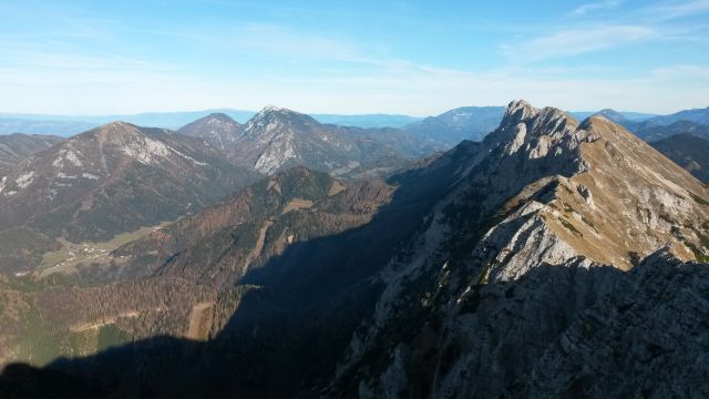 Razgled iz vrha na Obir (levo) in greben Košute (desno)