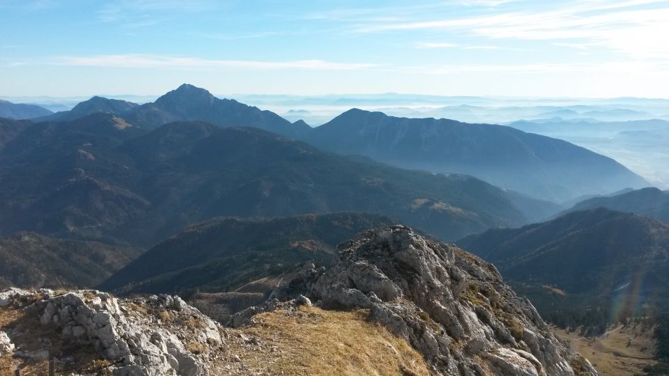 Razgled iz vrha na Storžič (levo) in Tolsti vrh s Kriško goro (desno)